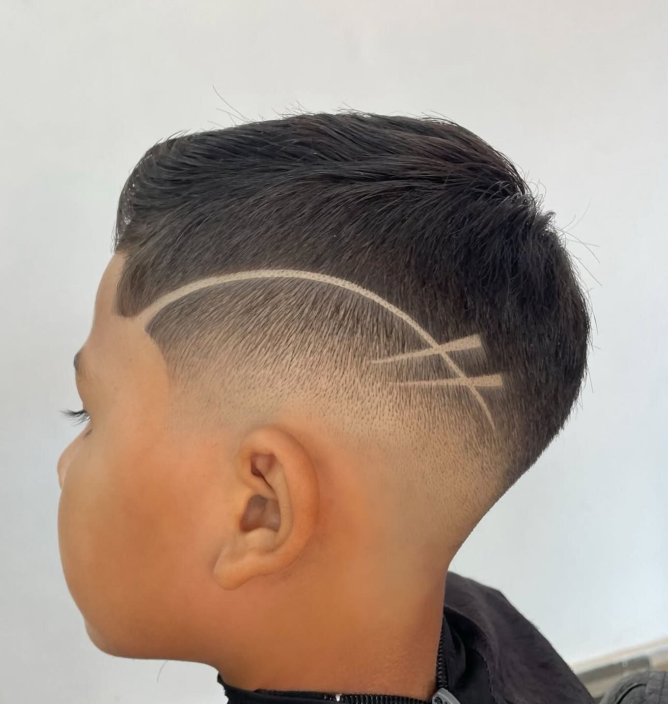 Hoher Fade mit sauberem Übergang und Kontur an der Schläfe