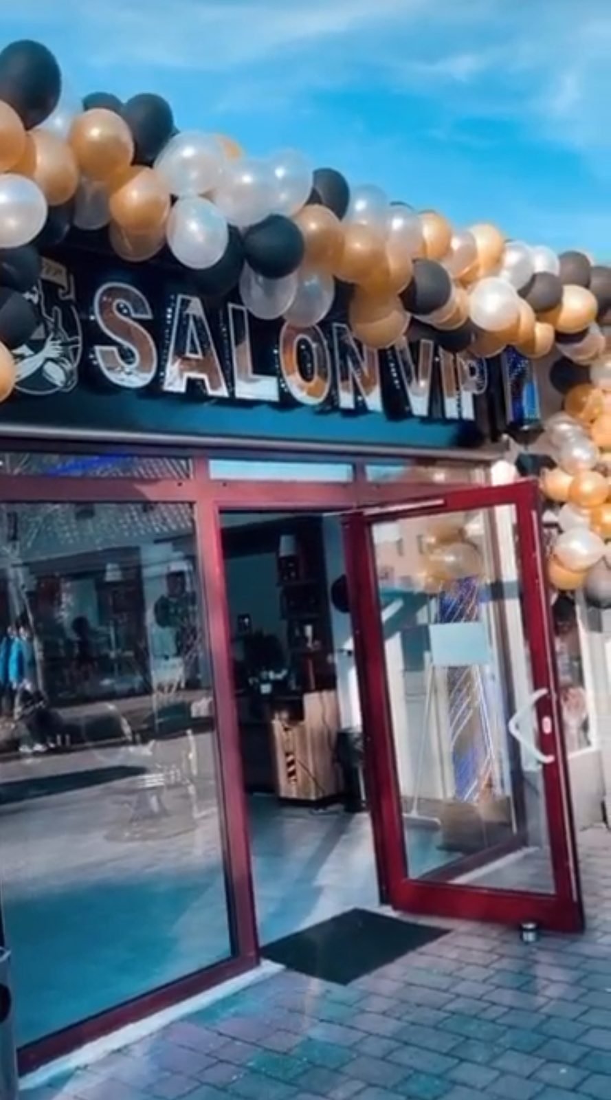 Ballonbogen in Schwarz, Gold und Weiß über dem Eingang von Salon VIP zum ersten Jubiläum am 1. März 2024